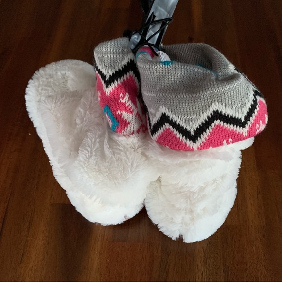 NWT Snowflake Ladies Slippers - Picture 3 of 4